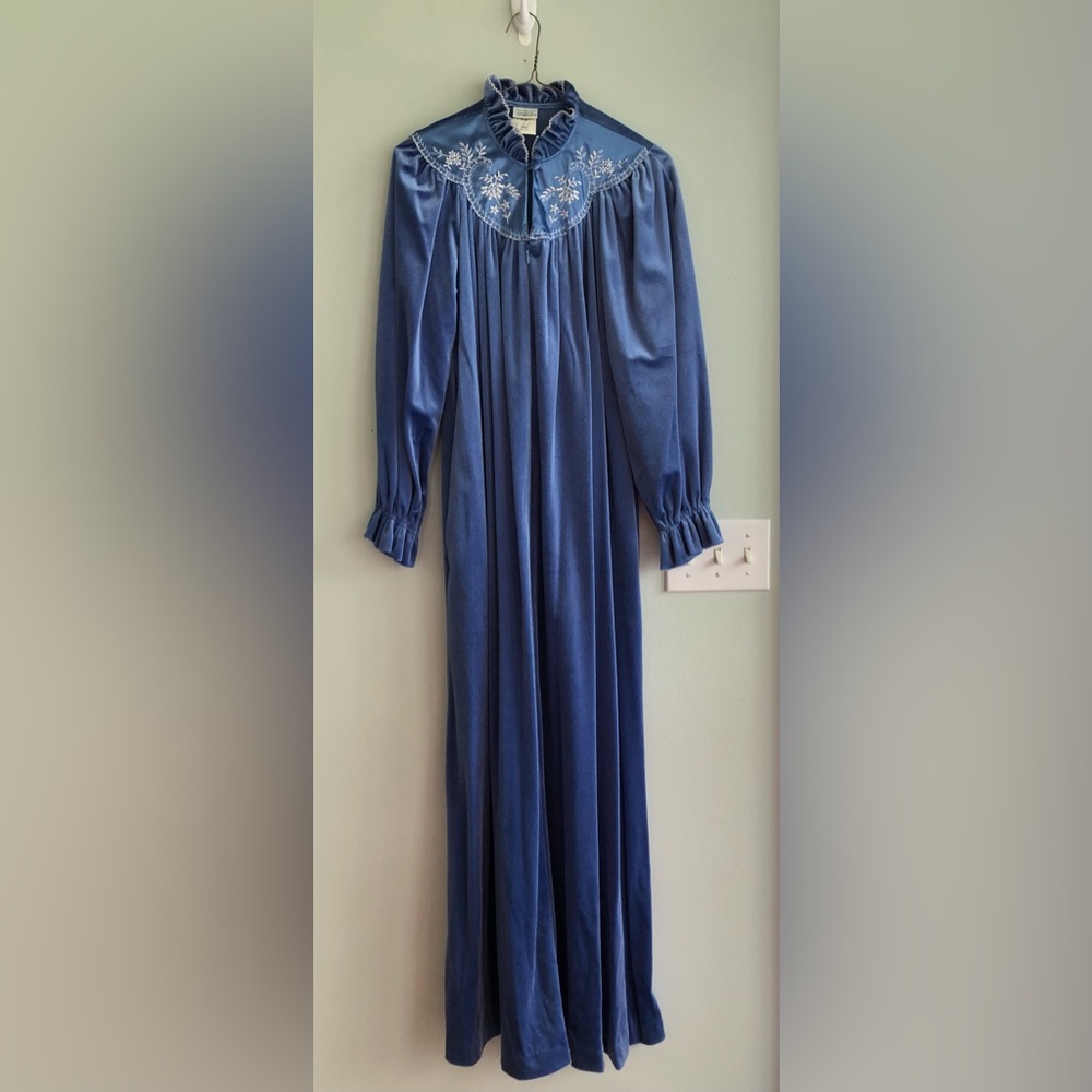 Vintage 1980’s Gillian O' Malley Velour House Coat/Robe